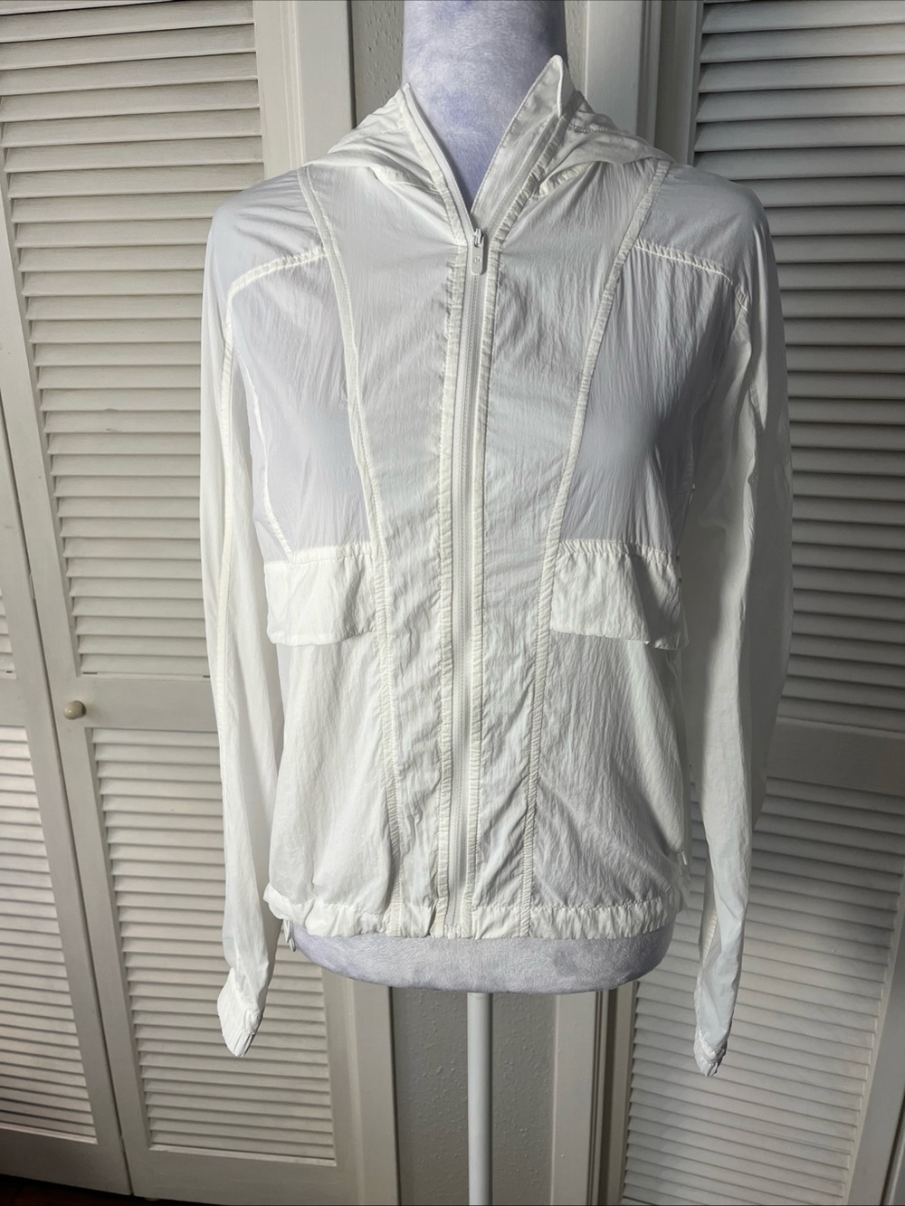 Lululemon lightweight White Hooded Windbreaker Jacket Sz 2